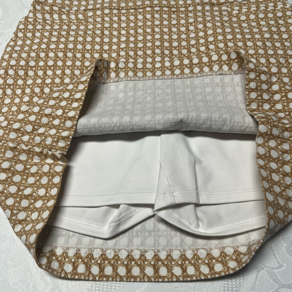 Chic Chico’s Tan and White Geometric Skort. - Picture 5 of 6